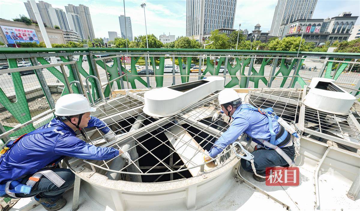 地铁站清凉的背后:他们登上两层楼高的冷却塔,上烤下烘"洗空调"_武汉