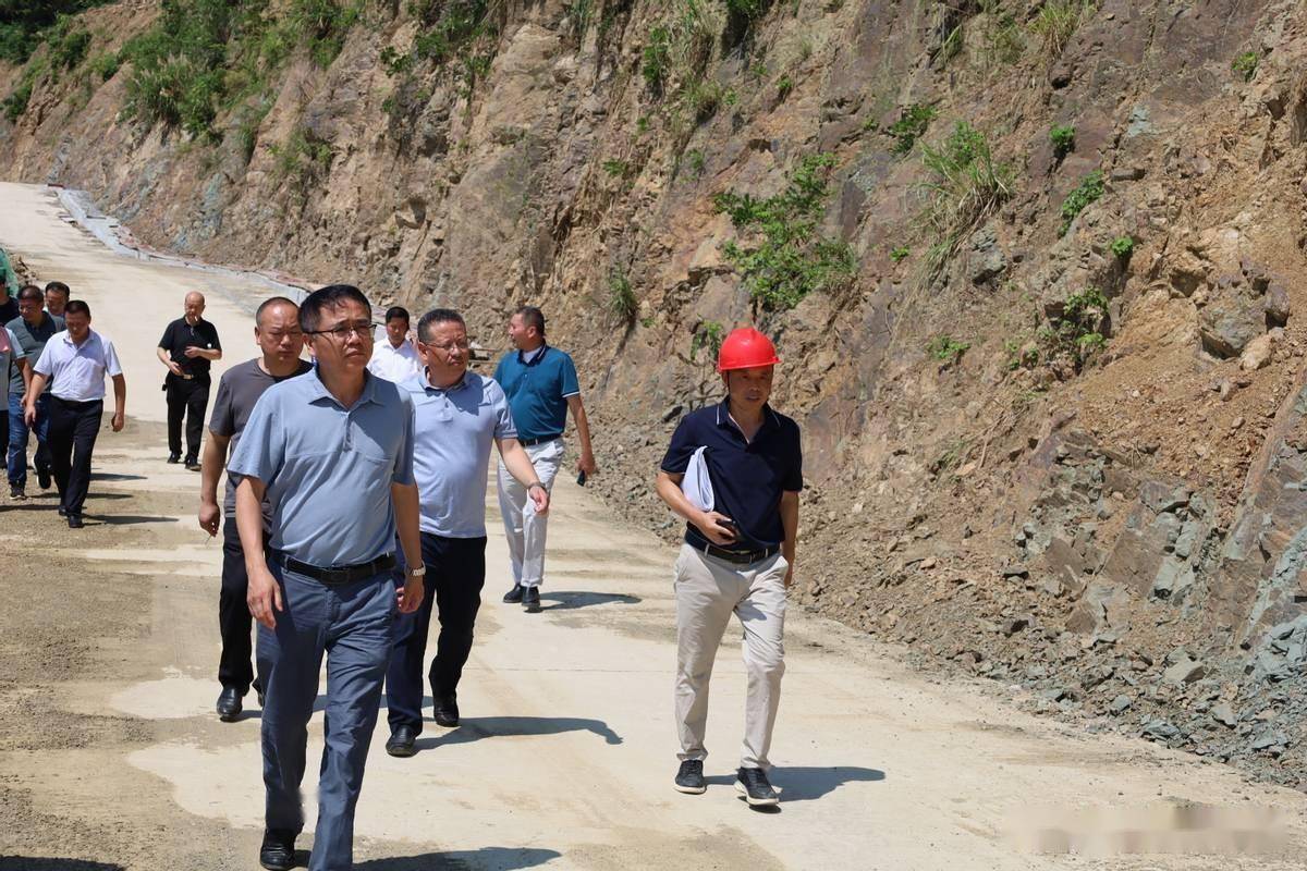 7月11日上午,咸安区委常委,副区长刘伍寿率区政府办,区国土(地质)专委