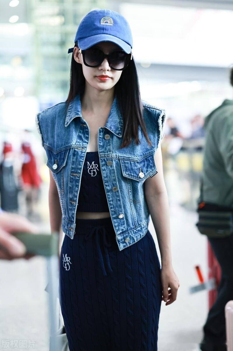 李沁穿牛仔马甲戴棒球帽休闲时尚_机场_北京