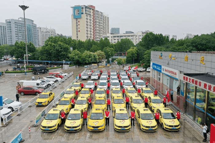 宿迁市"红的哥"志愿服务队成立以来,充分发挥出租车(网约车)的机动