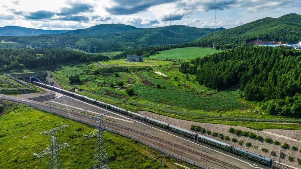 【新华社】黑龙江绥芬河迎来首趟红色研学旅游列车_安检_铁路_牡丹江