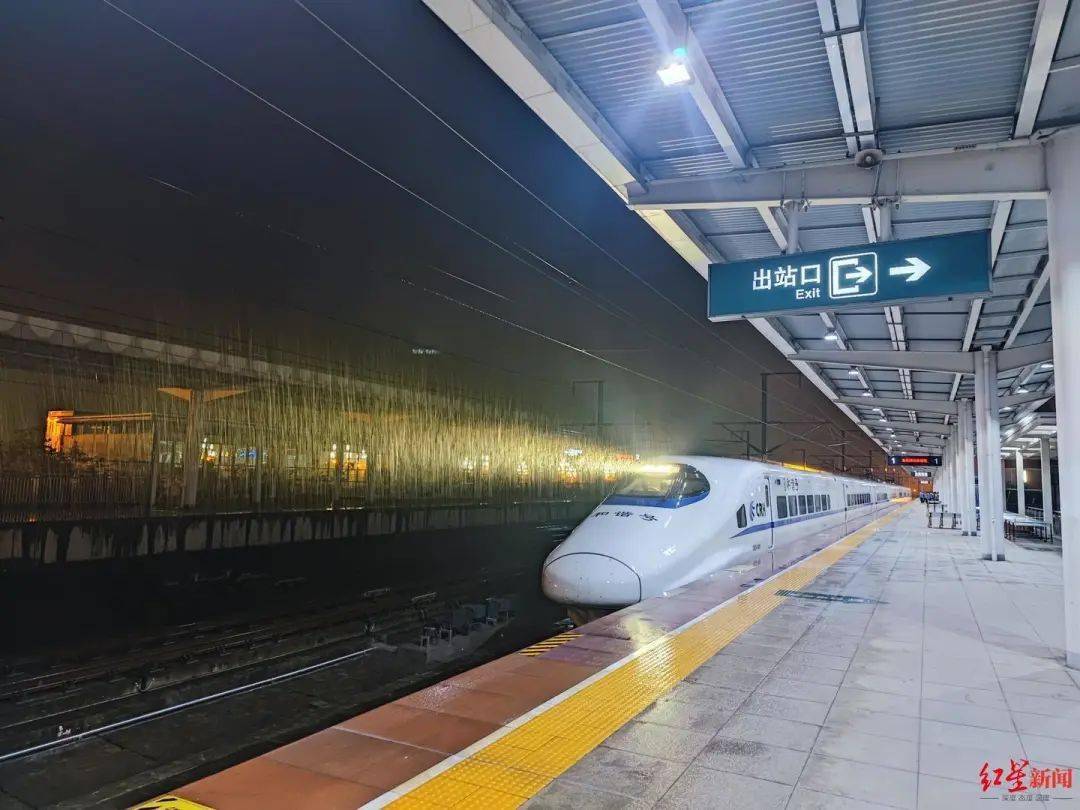 7月12日4时32分,随着dj882次列车从昆明洛羊镇站,4时40分dj881次从