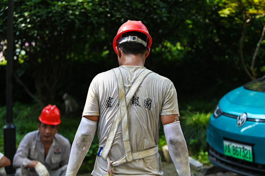 图说|高温下,撑起户外工作人员的"遮阳伞"