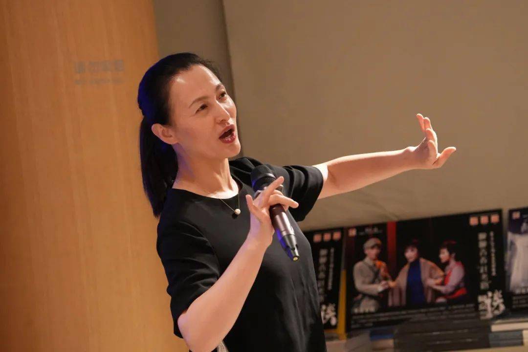 身姿优雅的苏娅老师在活动现场,给大家展现了《荷花舞》《舞千年》