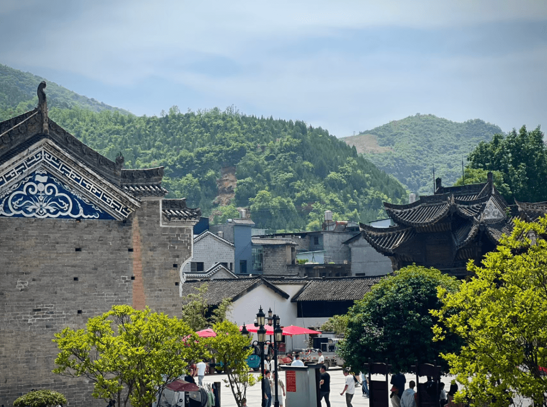 商洛市镇安县城顺河向西行驶约18公里便可到达是商洛地区有名的古镇