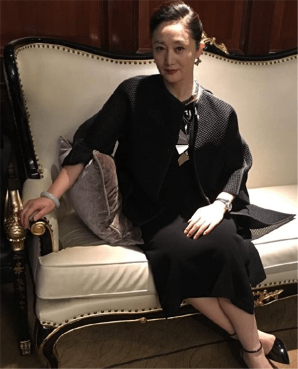 看了57岁赵丽娟的穿搭,我发现:穿衣素淡,头发黑直,优雅又时髦_气质