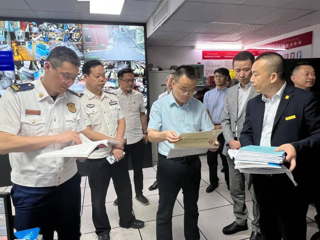 市消防安全委员会副主任,市消防救援支队支队长陈万红一行来到武汉度