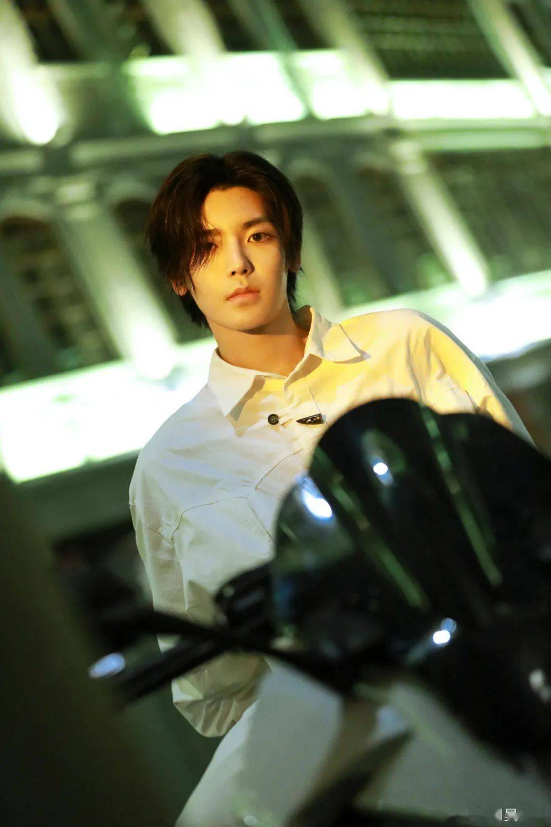 侯明昊一直给人一种乖巧少年的印象韩式自然偏分发型没有完全遮盖