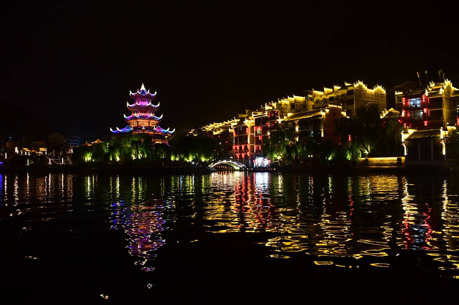 看比赛,享漂流,观夜景……来镇远体验肾上腺素飙升吧~_远古_过河_龙舟