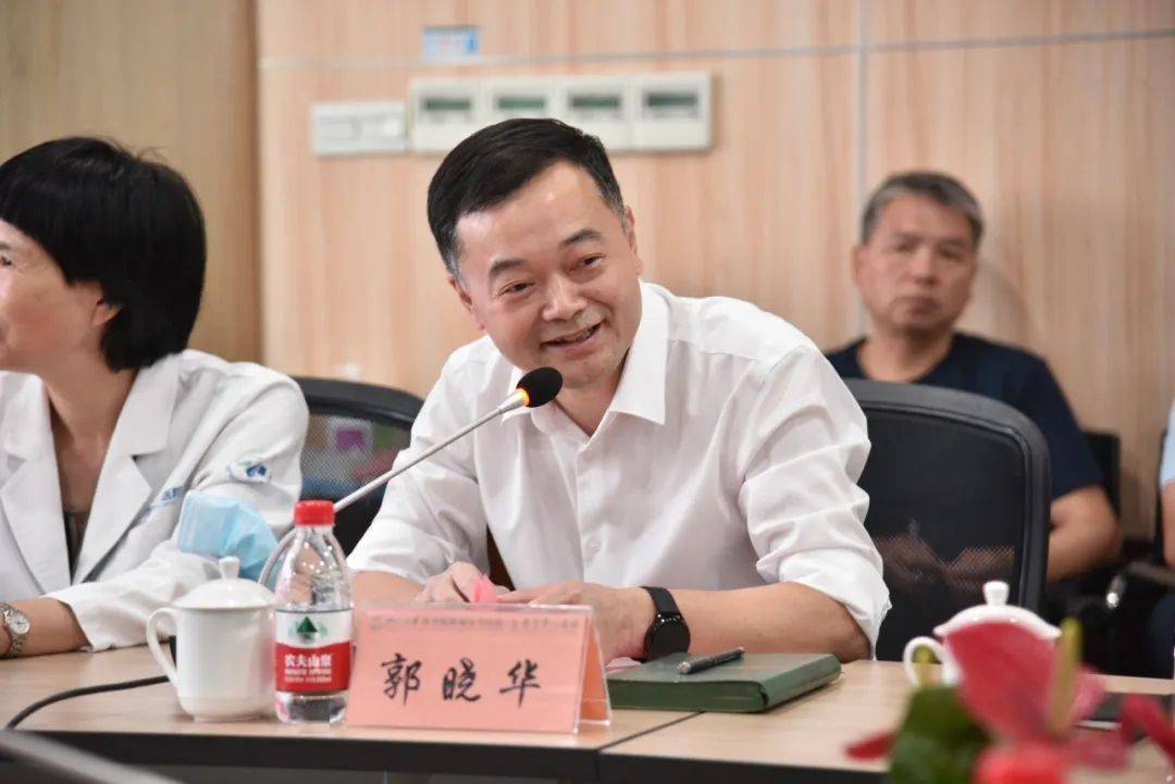 座谈会由金医集团党委副书记郭晓华主持.