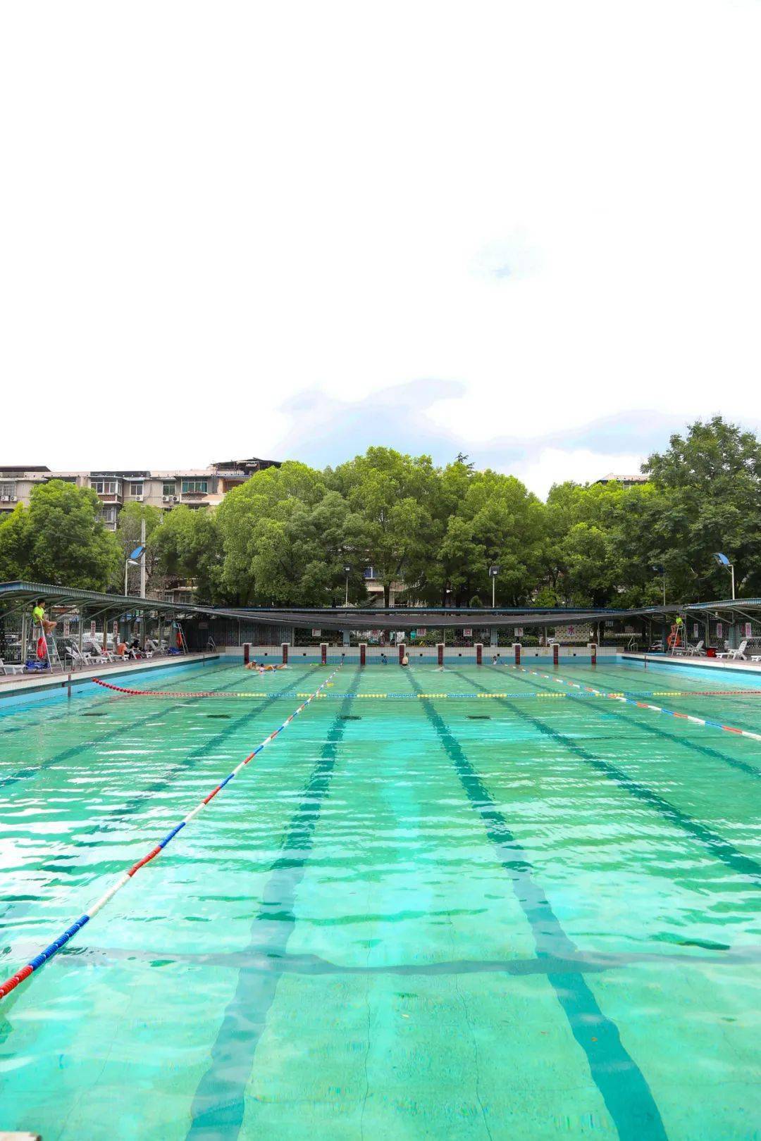 了改造焕新还对场馆里众多硬件青山江滩建五路游泳池为了迎接今年的