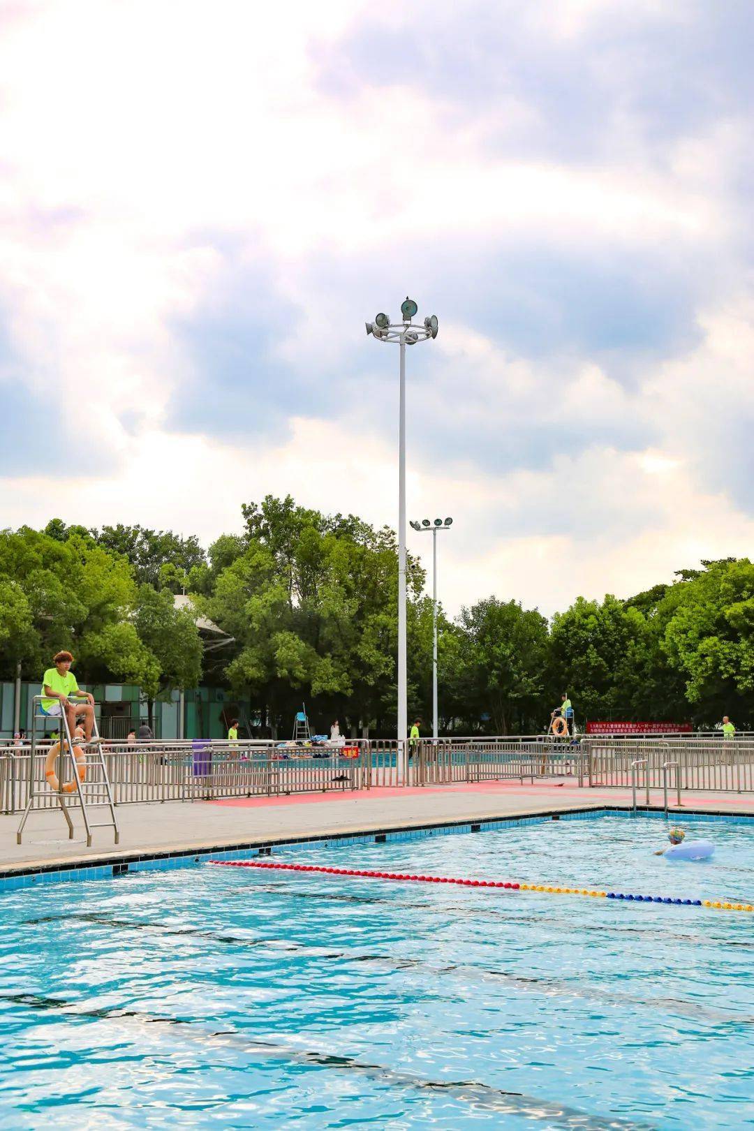 116游泳池青山江滩建五路游泳池▼它们分别为3处游泳场馆青山区共有15