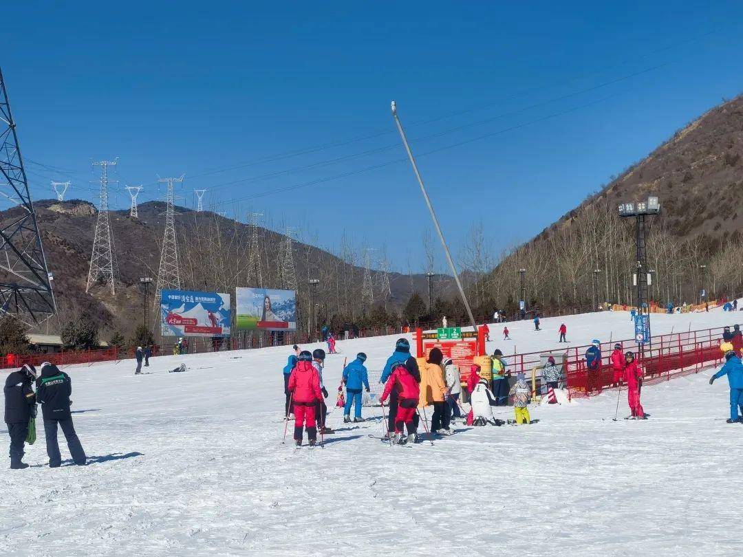 谈球吧体育冬天的快乐回来了~军都山滑雪场迎来滑雪客流小高潮(图3)