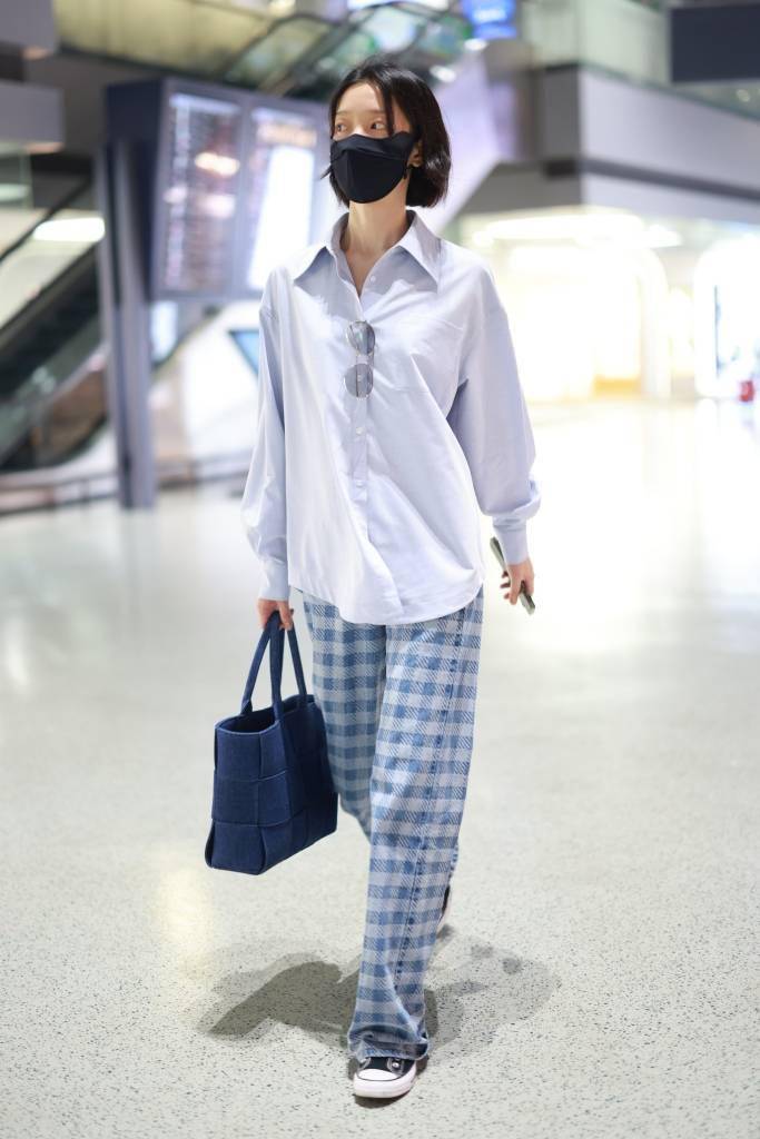 超模杜鹃休闲穿搭现身机场 衬衫配格纹裤玩转高级感_上海_长裤_身材