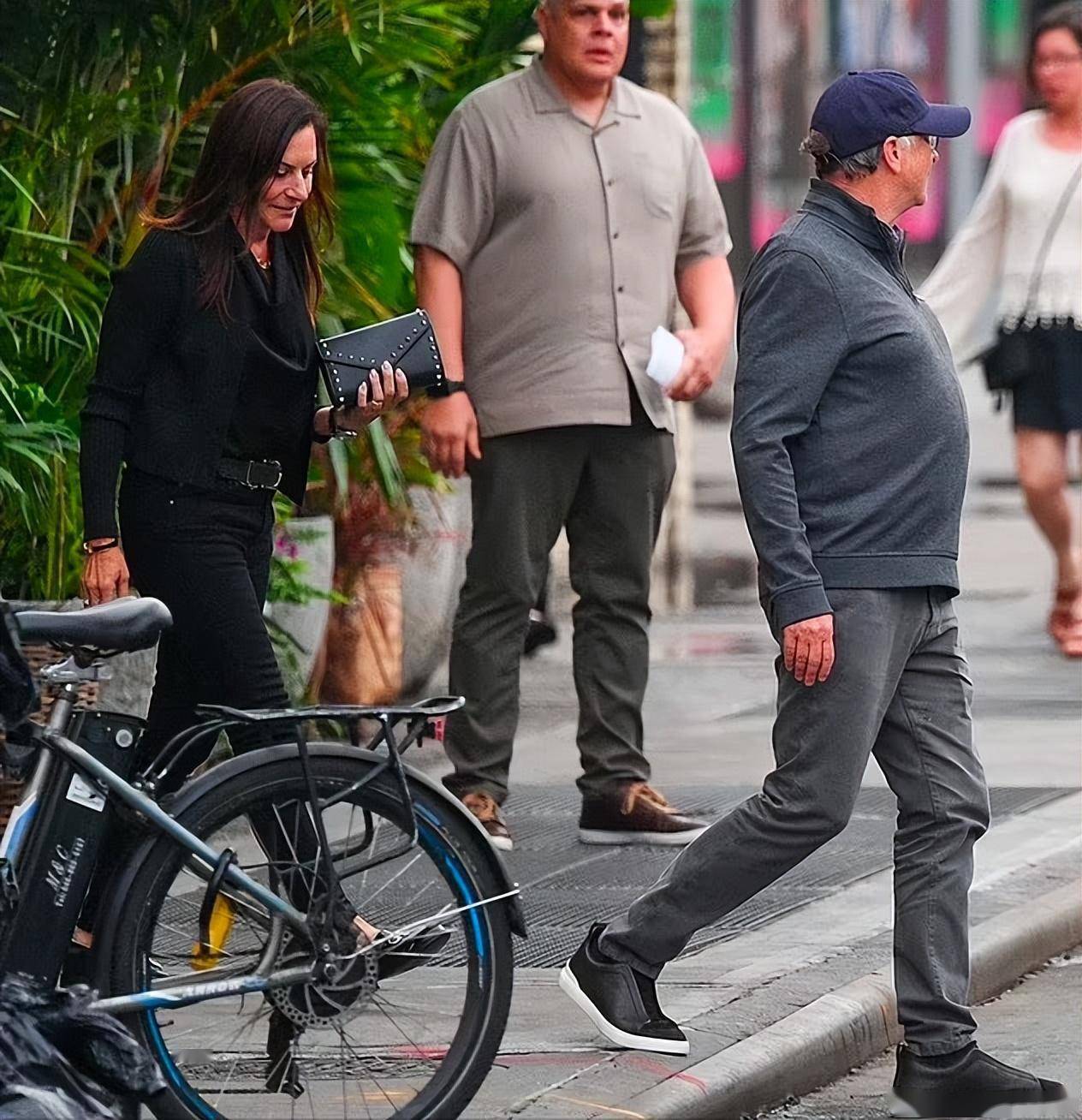 比尔盖茨和新女友保拉度过纽约周末,手戴金戒指疑似订婚_婚姻_关系