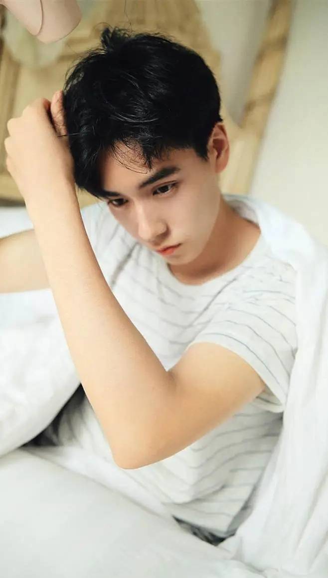 校服男神胡一天:昔日尺度大揭秘,这些黑历史令人惊叹刺激!