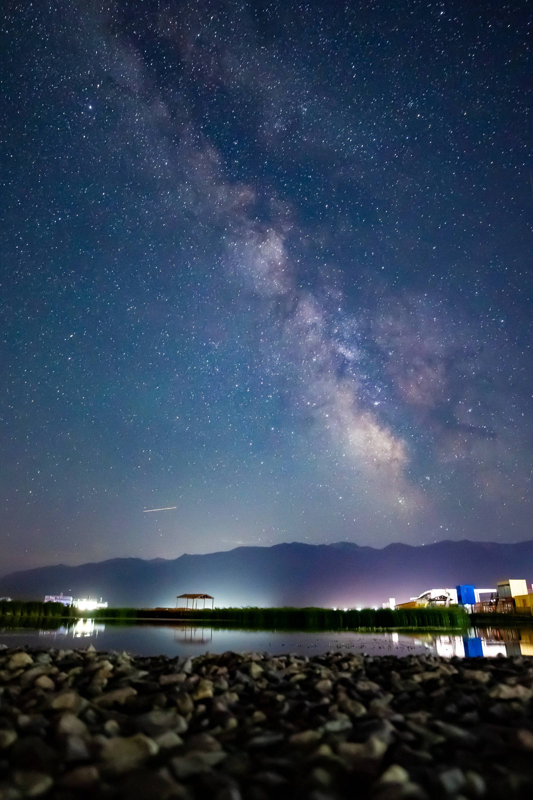 新疆巴里坤现璀璨夏日星空图景_哈密_湿地_高家