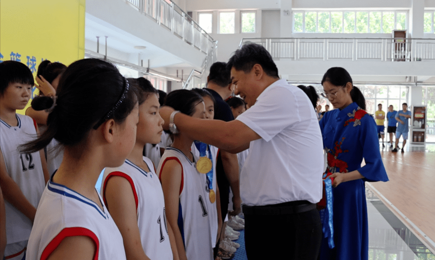 本次中小学生篮球赛在东平县明湖中学,县全民健身中心和佛山小学分设3