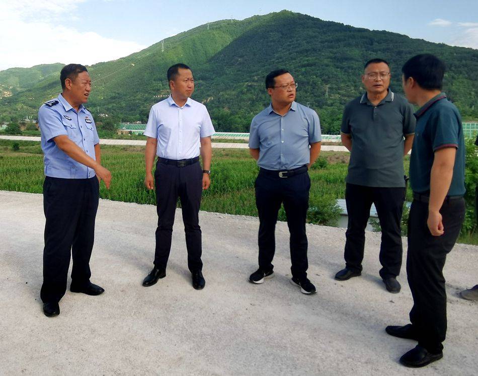 657月18日,清水县副县长,县公安局局长赵智彦带队开展重点路段道路