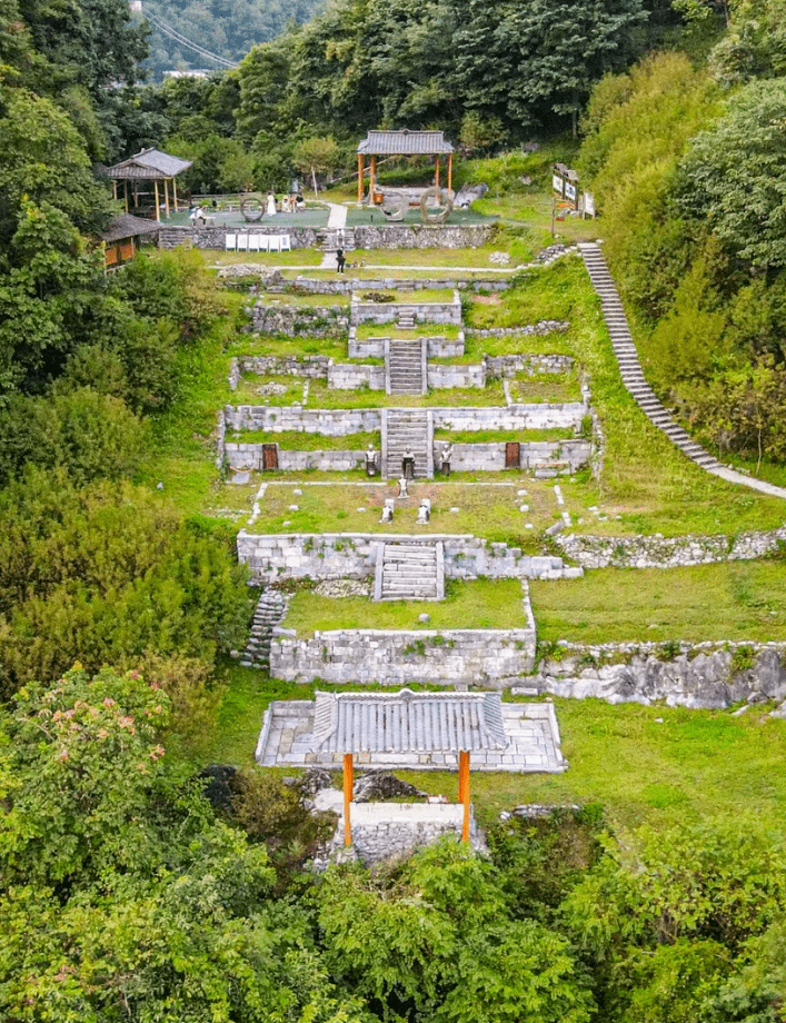 观赏自然风光,品味传统道教/土司/花灯戏文化,体验玻璃栈道&七彩玻璃