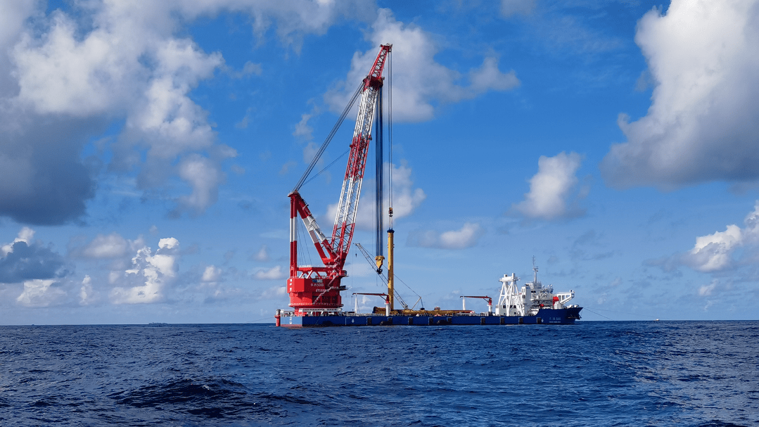 宝胜长飞4000吨全回转起重船完成"首秀"_设备_作业_主钩