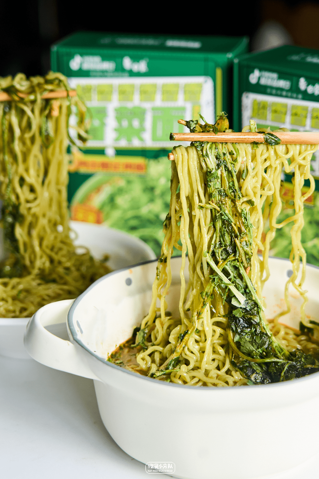 每份面里都含整整5根脱水香菜,就连面饼里也加满香菜汁,从头绿到尾.