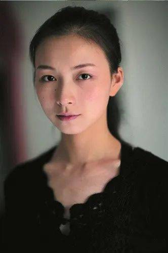 10岁破格考入解放军艺术学院,5次登上央视春晚,她素有中国第一软的
