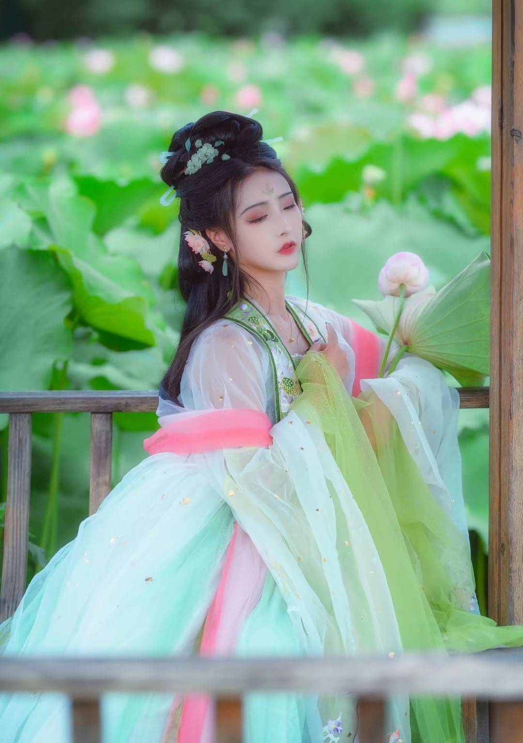 从行政人力转入汉服妆造师月入过万 94年女孩还原古典汉妆之美|解锁新