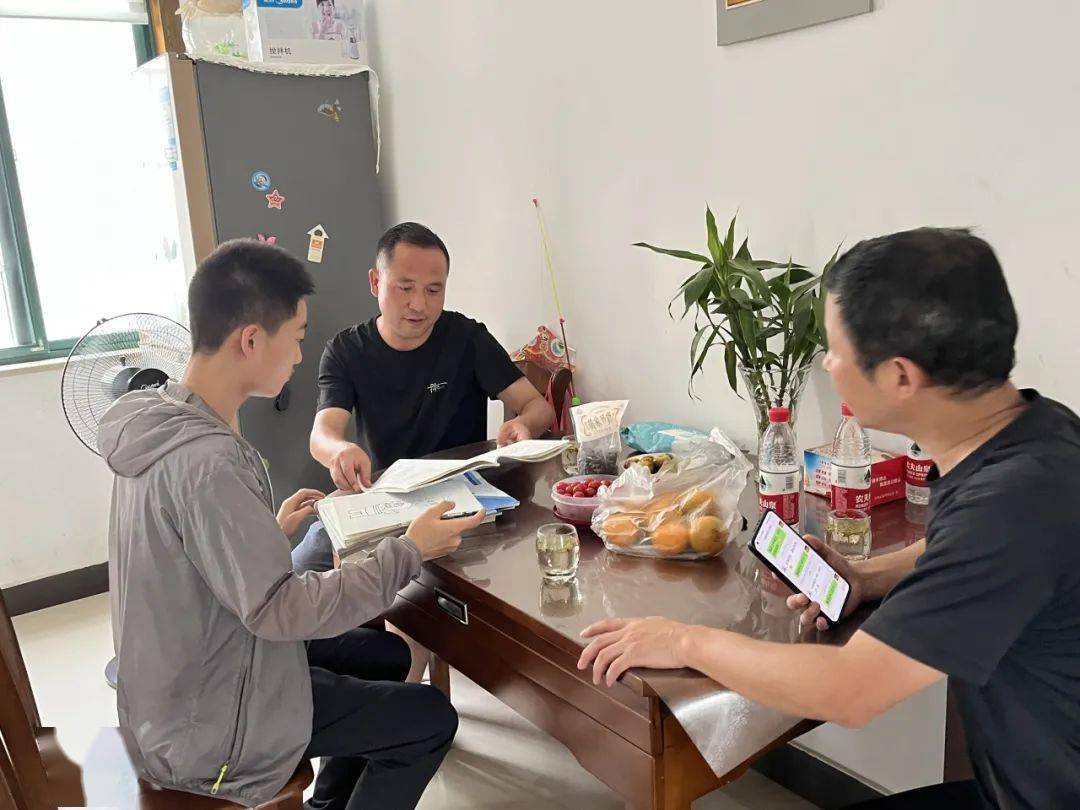 转发|泾县中学:家访见行动关爱在"路"上_教育_活动_家长