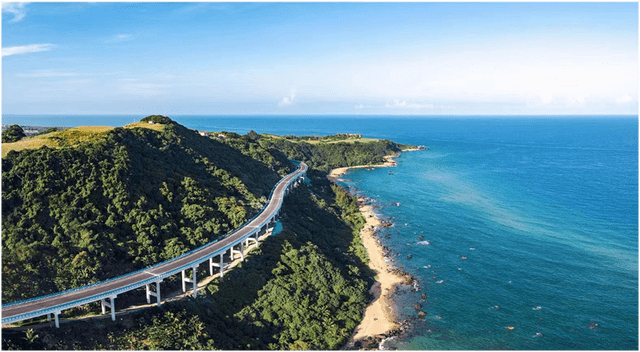 正门岭大桥是环岛旅游公路少有的临崖路段,道路位于半山腰,环山而建