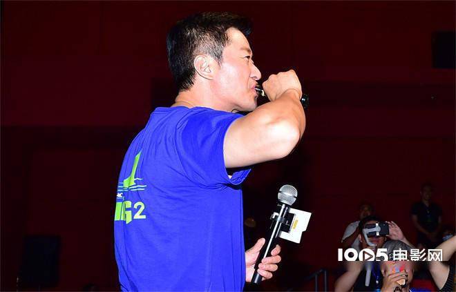 吴京沈阳宣传《巨齿鲨2》 与影迷对干二锅头_怪兽_深渊_中国