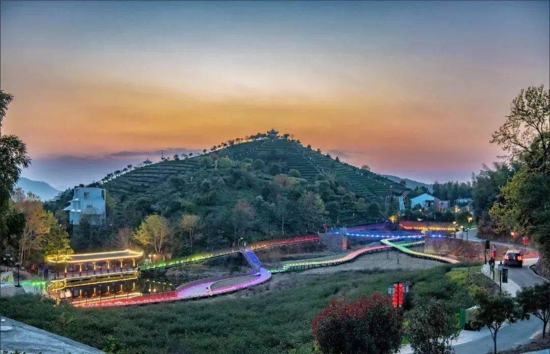 黄汤茶旅文化节等,吸引着游客前来,成了远近闻名的茶旅网红打卡地