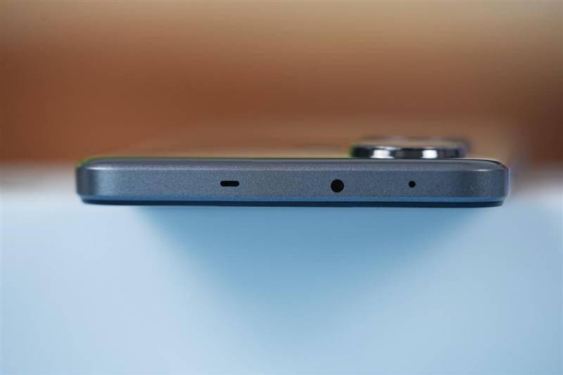 背面的摄像头运用了灵眸双环设计,闪光灯部分结合了花纹雕刻工艺.