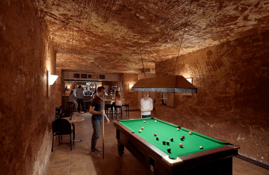 那个住地下室的中产,刷屏了:一个月工资可以买一套房,却活成了这样?