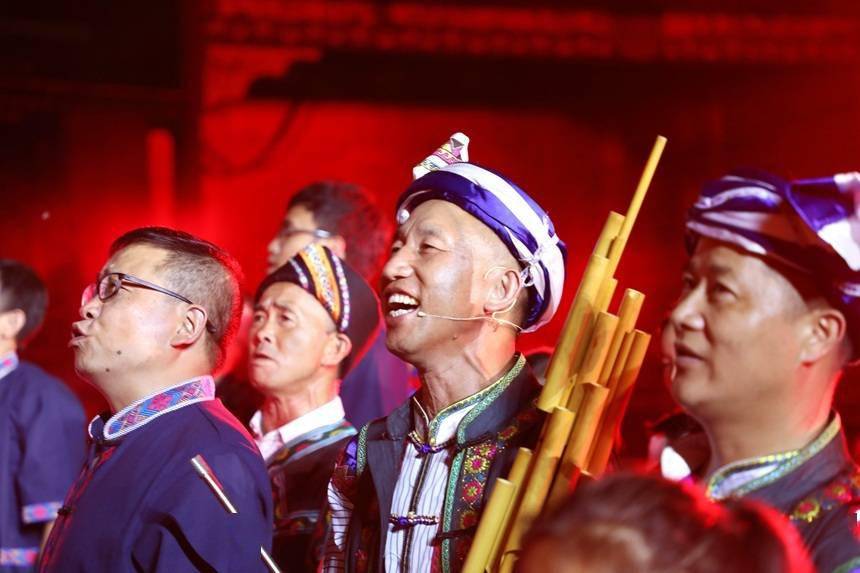 少数民族服饰走秀.都匀市委宣传部供图特色农产品展示.