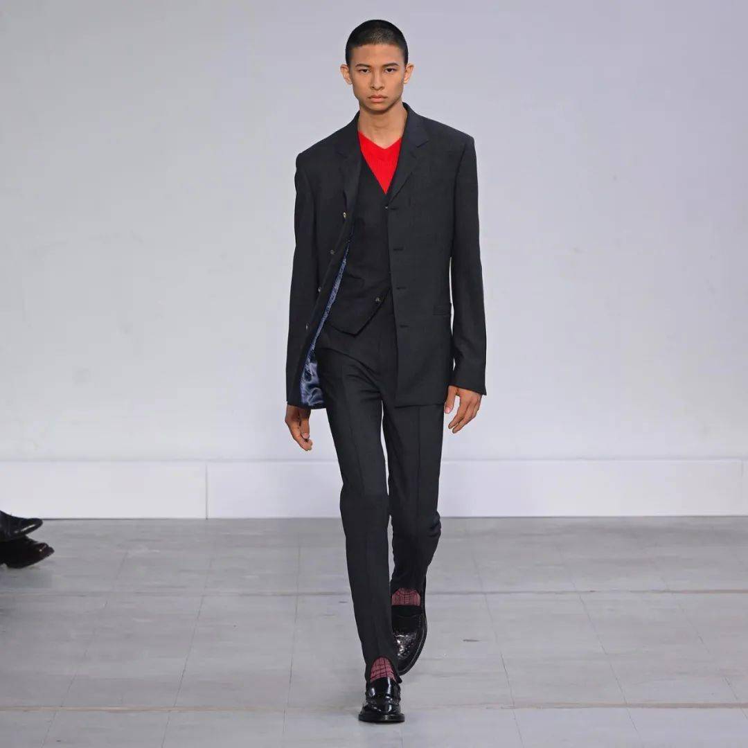 中国香港男模登上欧洲时装周,很阳刚的风格!_张以_cheung_enoch