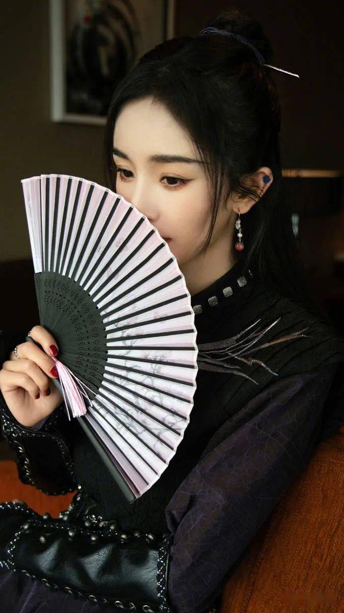 杨幂古风造型变身侠客 手摇折扇飘逸洒脱_配文_照片_侠客行