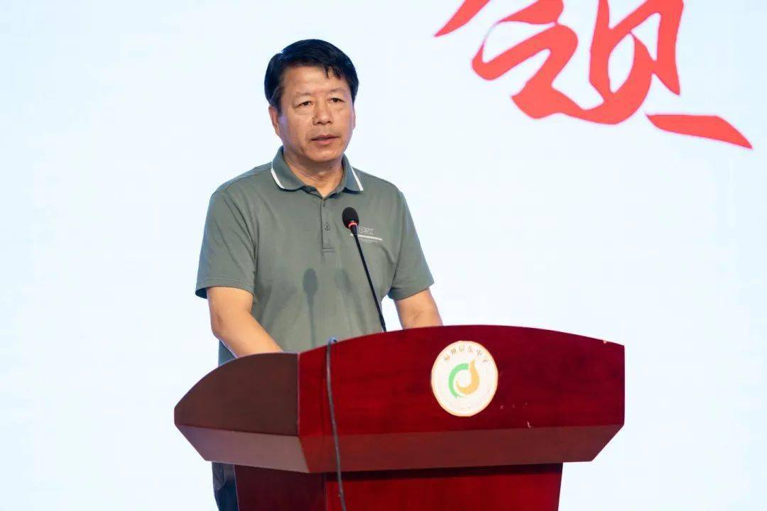 在交流活动现场,福州屏东中学郑其瑞校长对远道而来的奇台四中师生