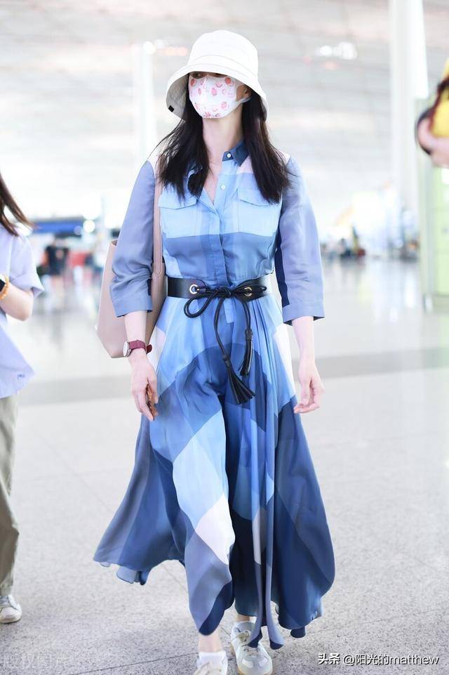 街拍:蒋欣蓝色格纹衬衫裙 白色渔夫帽 运动鞋轻松优雅_托特_机场_北京