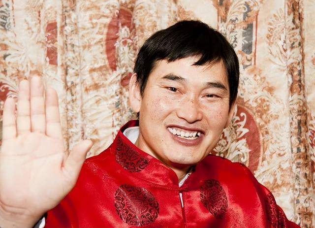 作为走上央视舞台的农民歌手,自从朱之文出了名之后,他的儿子朱小伟也