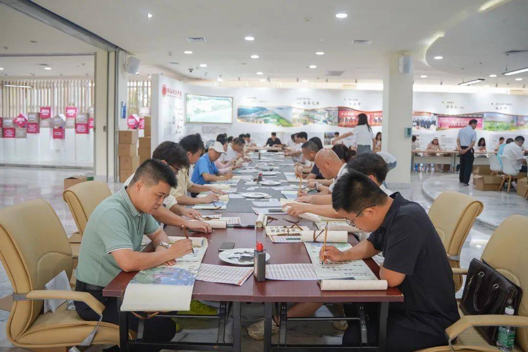 录取通知书礼盒分为两层除了通知书,帆布袋礼盒中还有《道德经》,校徽