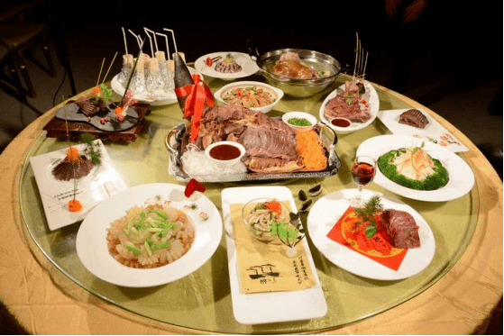口口相传草庐烧饼和风鹅 名闻遐迩全牛宴02大仪镇党委书记王祖林表示
