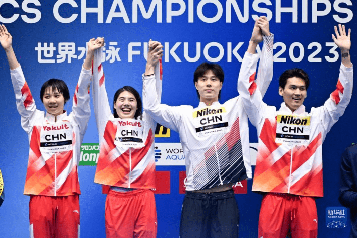 张雨霏助力国家队夺得2023年世界游泳锦标赛男女4×100米混合泳接力