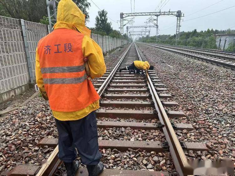 济南工务段精准施策 积极应对台风"杜苏芮"_进行_应急_巡查