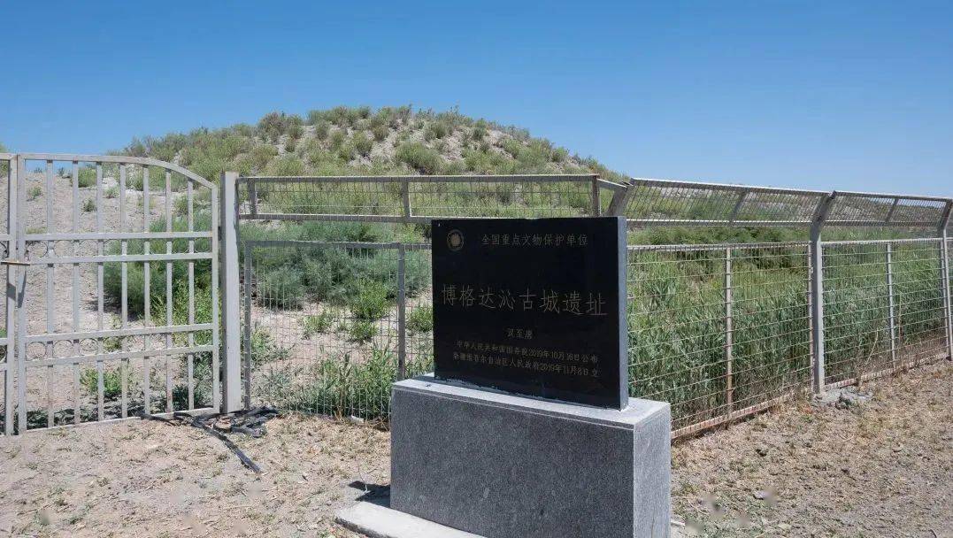 博格达沁故城,略呈长方形,周长3080米,城外有护城河,是巴州地区发现的