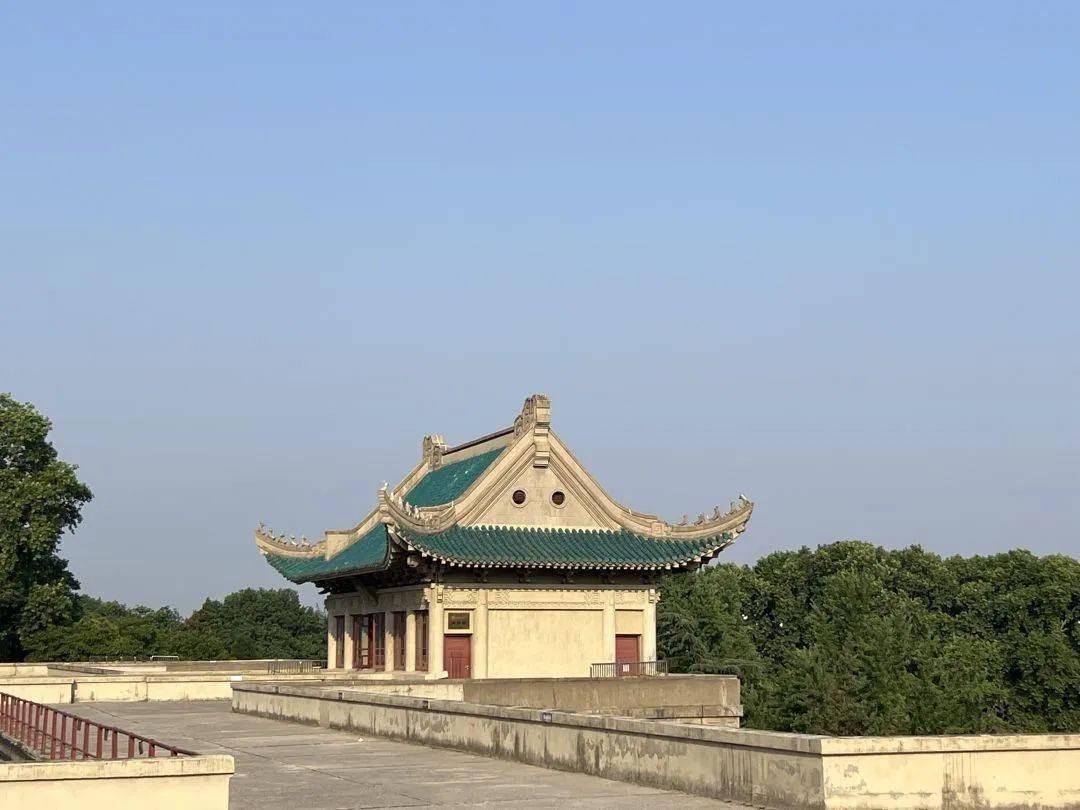 瞩目| 武大风景构图_建筑_灵魂_学子