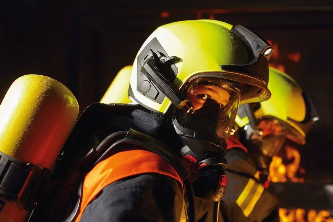 德尔格hps 7000消防头盔|高标准让头顶不再热气"疼疼"_的测试_火场