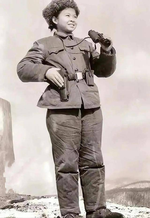15岁的董文华,穿上一身崭新的军装,站在哨所前_时候_大街小巷_照片
