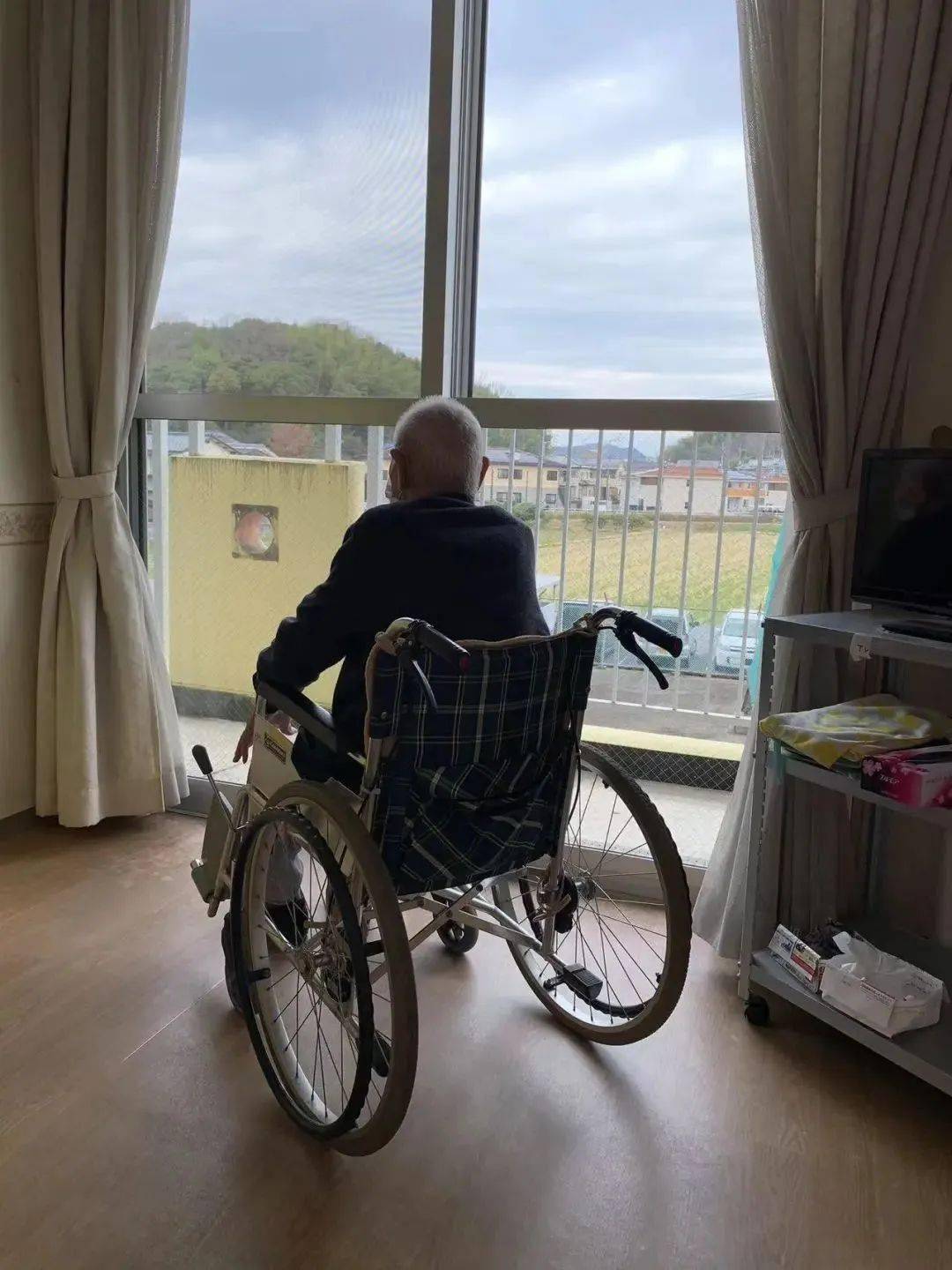 一位老奶奶总是不肯回房间,刘思奇在食堂写记录