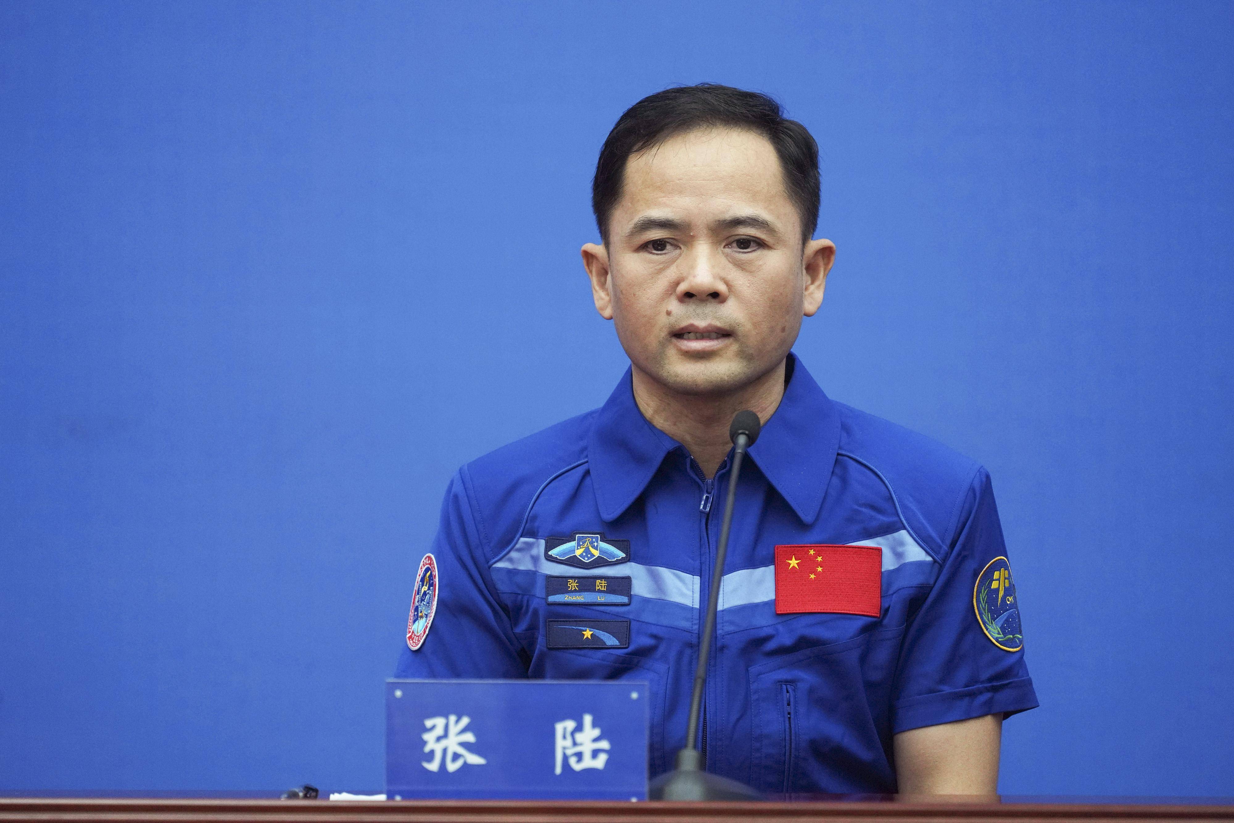 7月31日,航天员张陆在回答记者提问.